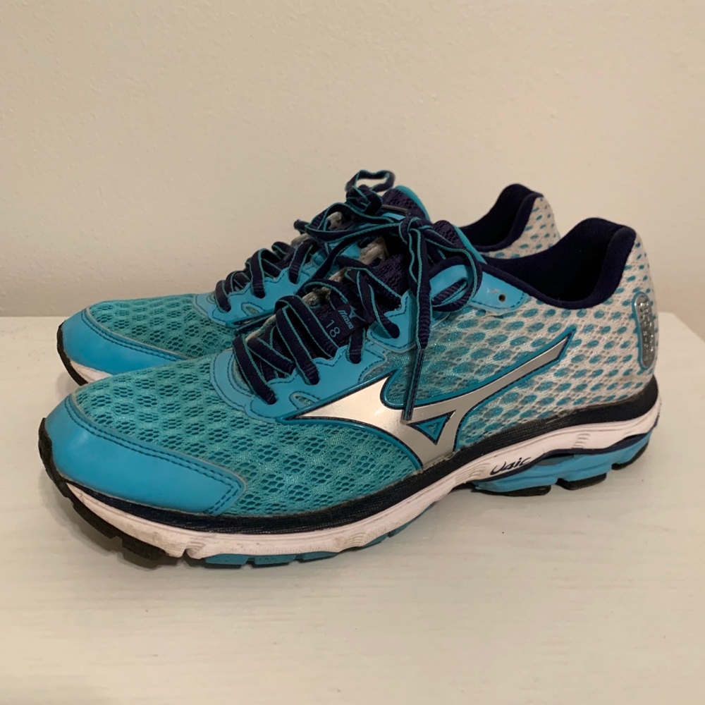 Women’s Mizuno Wave Riders 18 size 7